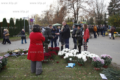 Cmentarz komunalny przy ul. Spokojnej w Pruszczu Gdanskim.
01.11.2013
fot....