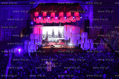 Cala Polska spiewa koledy, koncert na Dlugim Targu...