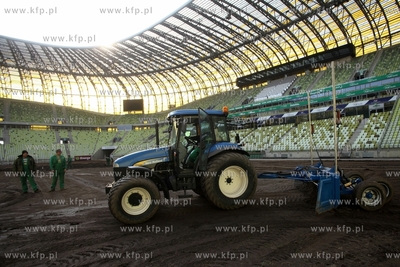 Wymiana murawy na stadionie pilkarskim PGE Arena w...