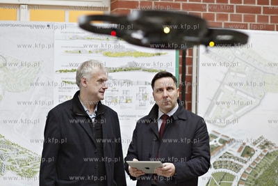 Bezplatny kurs obslugiwania dronow na dziedzincu Jana...