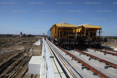 Gdańsk. Próby obciążeniowe budowanego wiaduktu...