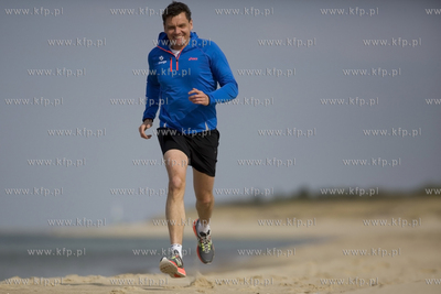 Adam Korol biega na plazy na gdanskich Stogach. 30.04.2015...
