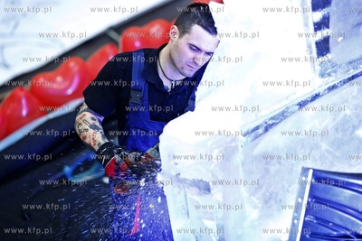 Galeria Przymorze. Pokaz rzeźbienia w lodzie połączony...