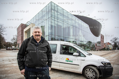 Wejherowo. Pracownik OPEC Janusz Wojewski przed filharmonią.
02.03.2021
fot....