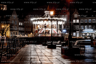 Gdańsk nocą. Karuzela Gdańska na Targu Rybnym. 18.01.2022...