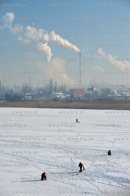 Gdansk. Zamarznieta Martwa Wisla, w tle Rafineria Gdanska...