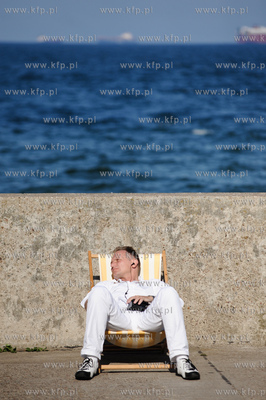 Gdynia. Tlumy turystow i mieszkancow gdyni podczas...
