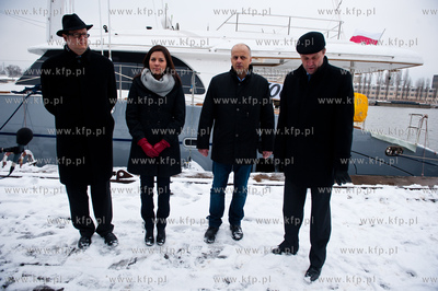 Stocznia Gdanska. Tydzien po pozarze hali produkcyjnej...