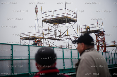 Gdansk. Montaz kolejnych czesci wiaduktu nad torami...