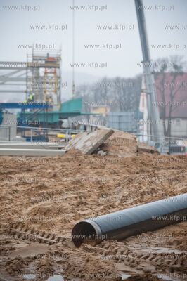 Gdansk. Montaz kolejnych czesci wiaduktu nad torami...