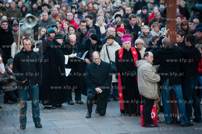 Gdanska Droga Krzyzowa, organizowana przez ojcow dominikanow.
Nz...