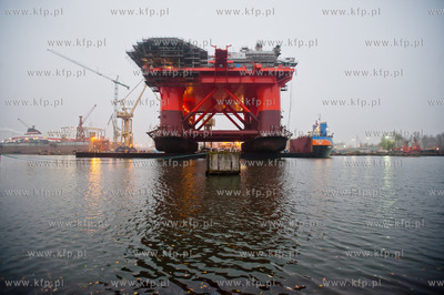 Gdansk. Stocznia Remontowa. Wydokowana do remontu platforma...