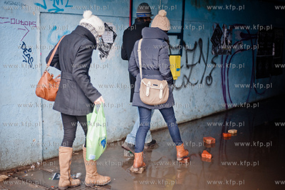 Gdansk. Wrzeszcz. Zalane przejscie podziemne do peronow...