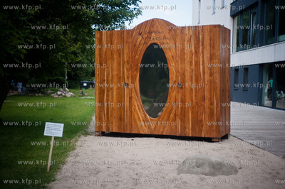 Sopot. Zatoka Sztuki. Odnowiona drewniana szafa projektu...