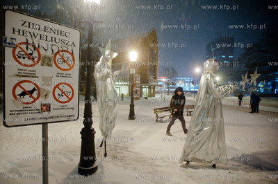 Gdansk. Zieleniec przy pomniku Jana Heweliusza. Widowisko...