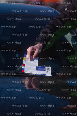 Gdansk. Matarnia. Wolontariusze rozkladaja ulotki skierowane...