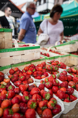 Gdansk. Plac przed siedziba Polskiego Zwiazku Wedkarskiego...