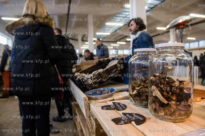 Gdansk. Hala postoczniowa przy ul. Doki 1. BioBazar...