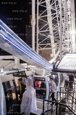 Gdansk. Wyspa Wpichrzow. Uruchomienie kola widokowego...