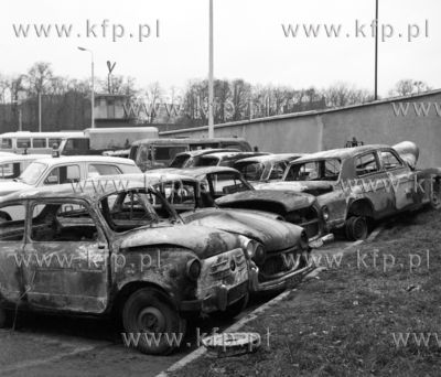 Spalone samochody na parkingu przed Komenda Miejska...
