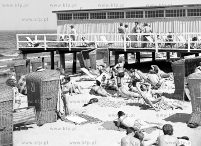 Plaza w Gdansku - Brzeznie, po prawej zniszczone pozniej...