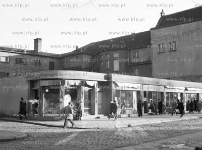 Pawilony handlowe na rogu ul. Bielanskiej i Elzbietanskiej...