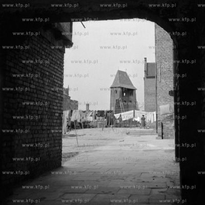 Rozwieszone pranie przed Basztą Narożną w Gdańsku.
1960
0003240z
Fot....