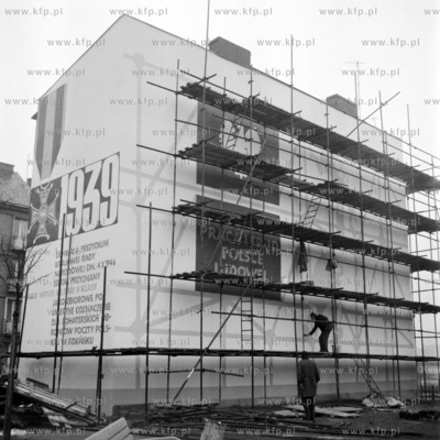 Artyści plastycy dekorują elewację domu przy ulicy...