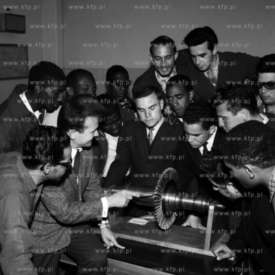 Wykładowca tłumaczy młodzieży studenckiej przybyłych...