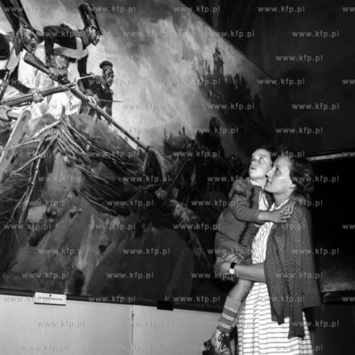 Rodzinne oglądanie obrazu Wojciecha Kossaka "Gen....