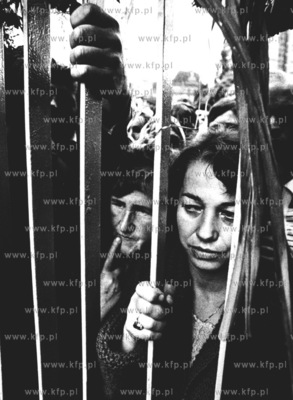 Strajk w Stoczni Gdanskiej im Lenina. Nz. rodziny stoczniowcow...