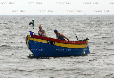 Rybacy z Mechelinek zastawiaja sieci przy ruinach starej...