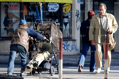 Zlomiarz pchajacy wozek po ul. Starowiejskiej

09.10.2006

Fot....