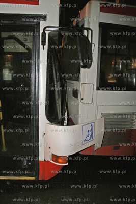 Kolizja drogowa na ul.Kartuskiej.
Jadacy bialy autobus...