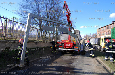 Gdansk Stocznia. Samochod dostawczy wjezdzajac na wiaduk...