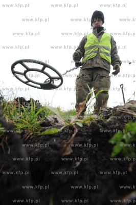 Saperzy z firmy EXPLOSIVE przeczesuja tereny pod budowe...