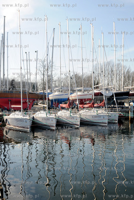 Piec jachtow noszacych nazwy dzielnic Gdyni: Karwiny,...