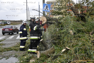 Polamane drzewa, przygniecione auta, zniszczone dachy...