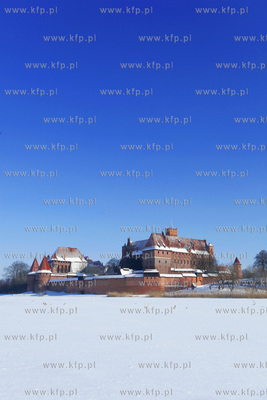 Zimowa architektura zamku malborskiego. Widok na zamek...