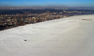 Zdjecia lotnicze zamarznietej Zatoki Gdanskiej. Nz....