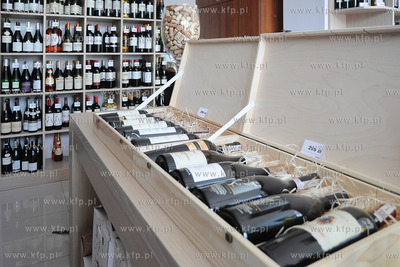 Winarium. Marek Kondrat i Syn sklep przy ulicy Swietojanskiej...