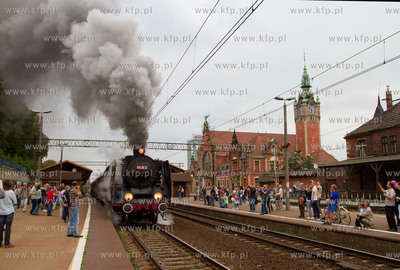 Pociag Heweliusz, prowadzony przez parowoz z wolsztynskiej...