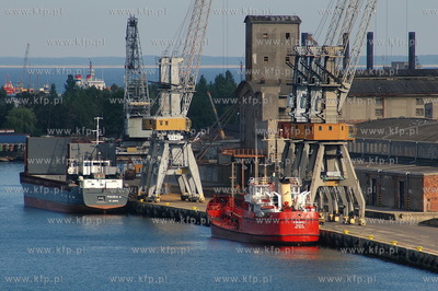 Gdansk, Port Gdanski. Statki cumujace przy zakrecie...