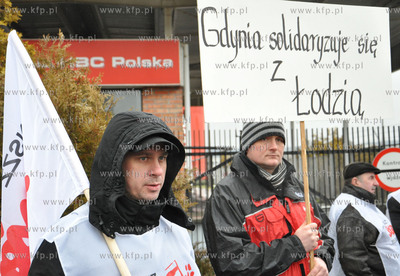 Protest pracownikow gdynskiej fabryki Coca-Coli. Pikieta...