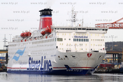 Prom Stena Spirit doplywa do przystani promowej Stana...