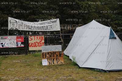 Gdansk, okolice Urzedu Miejskiego. Protest glodowy...