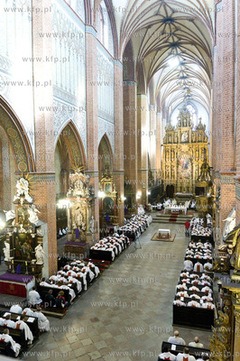 Msza Krzyzma w katedrze pelplinskiej sprawowana przez...