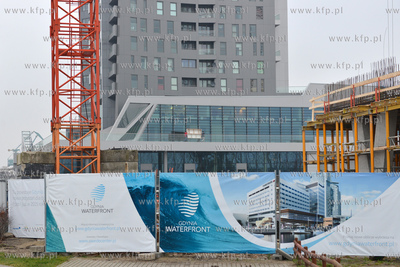 Gdynia. Na terenie sasiadujacym z apartamentowcem Sea...