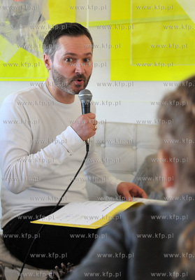 Sopot. Zatoka Sztuki. Jaroslaw Walesa czyta dzieciom...