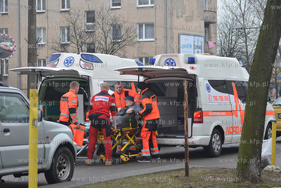 Gdynia. ul. Morska. Pacjent przenoszony z karetki do...